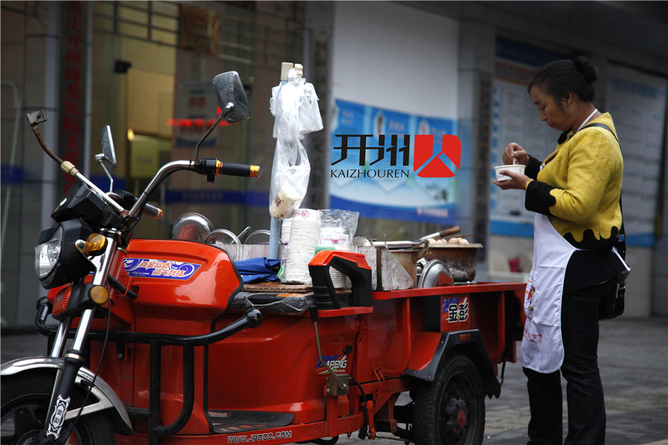 半岛官方下载入口|女子骑三轮车卖“洋芋干饭”  月入上万元(图2)