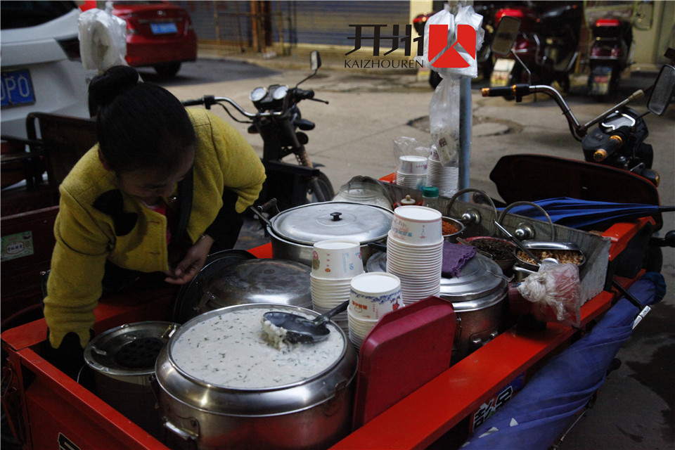 半岛官方下载入口|女子骑三轮车卖“洋芋干饭”  月入上万元(图9)