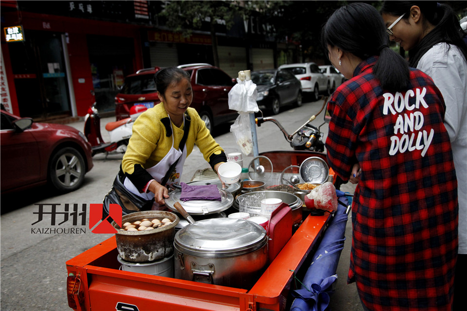 半岛官方下载入口|女子骑三轮车卖“洋芋干饭”  月入上万元(图11)