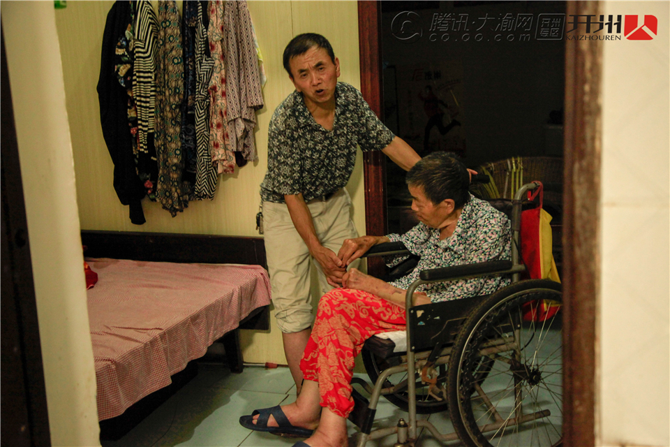 米乐M6官网|残疾孝子每日推母亲散心，8年推坏3个轮椅(图4)