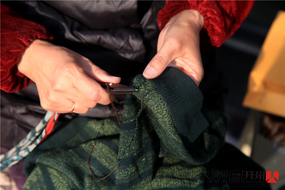 Kaiyun官方网-她练了20年的补衣绝活，许多人竟把衣服快递给她补(图9)