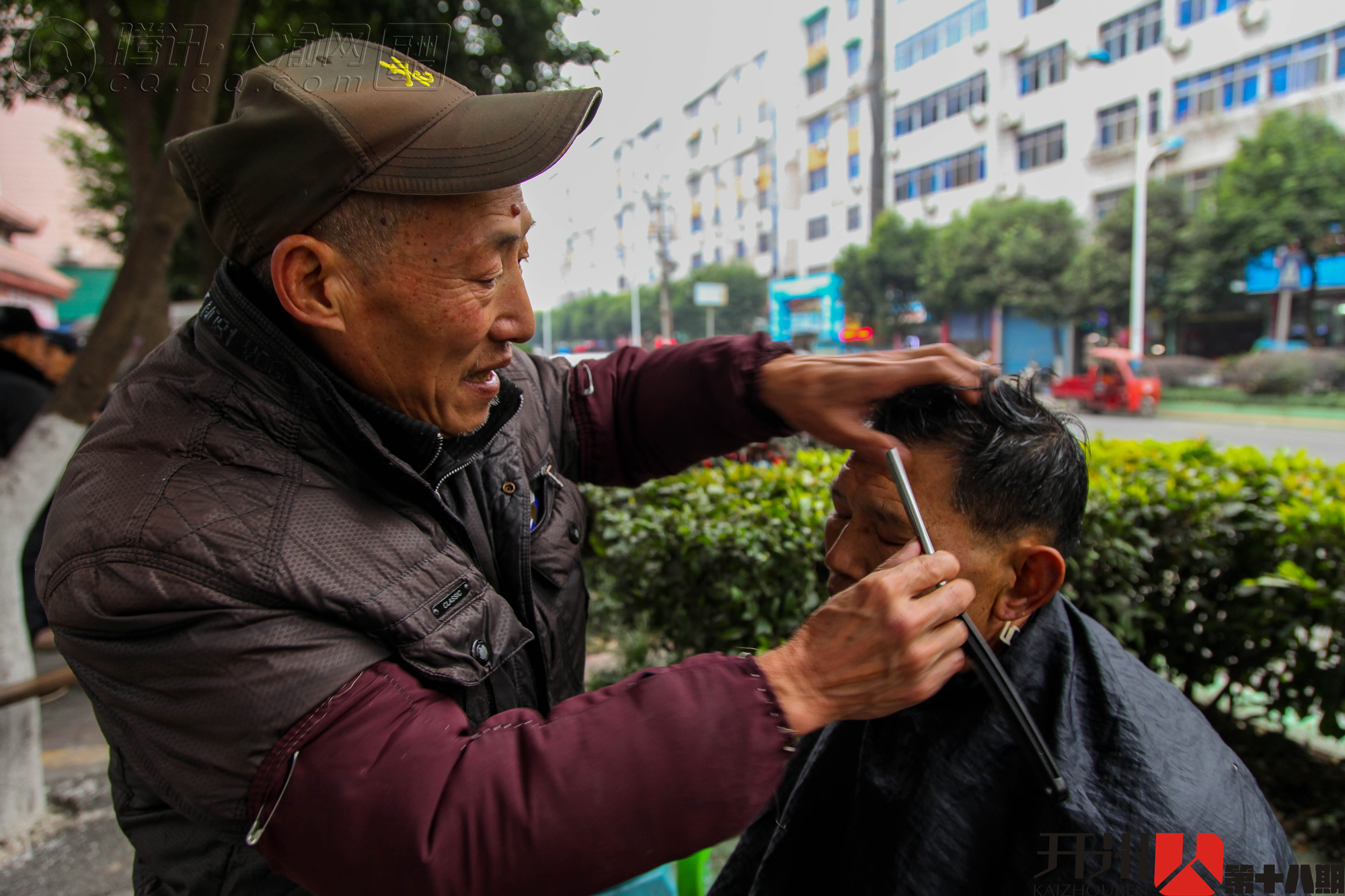 kaiyun官方注册|开州63岁剃头匠51年如一日，剃头只收4元钱！(图8)