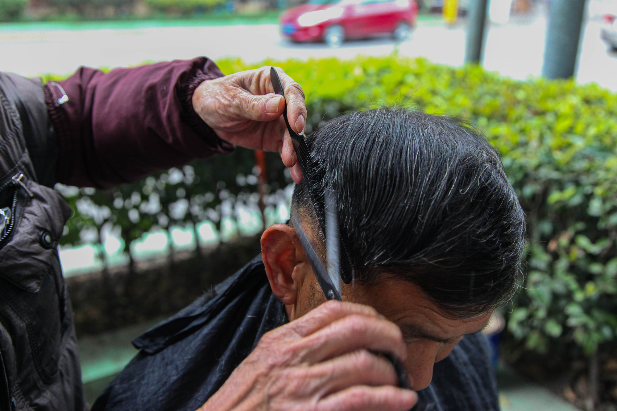 kaiyun官方注册|开州63岁剃头匠51年如一日，剃头只收4元钱！(图17)