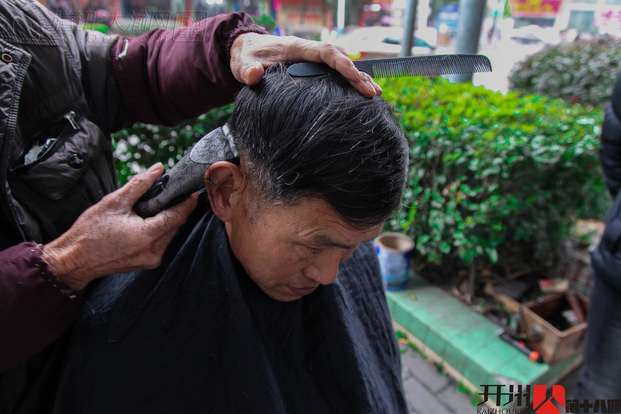 kaiyun官方注册|开州63岁剃头匠51年如一日，剃头只收4元钱！(图24)