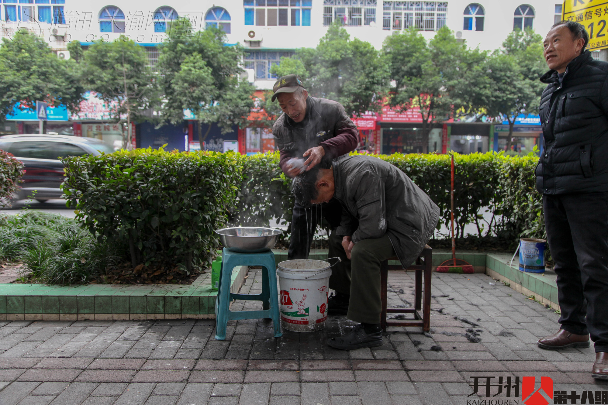 kaiyun官方注册|开州63岁剃头匠51年如一日，剃头只收4元钱！(图4)