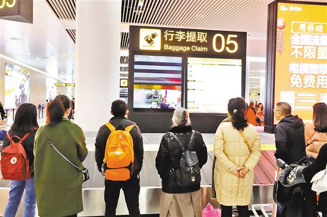 重庆机场推出行李可视化系统 旅客可实时查看行李搬运状态