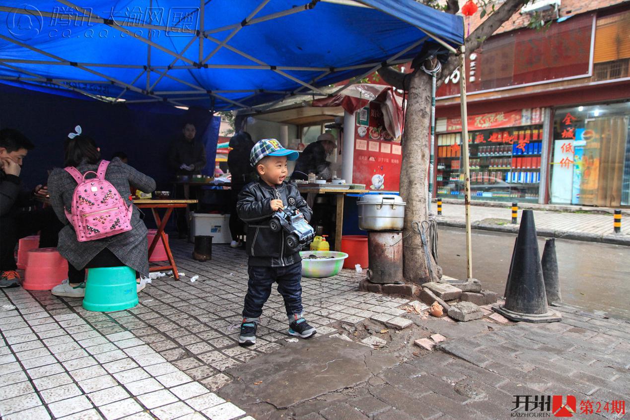 开州55岁阿姨街头卖早餐    5元钱的面条、5毛钱汤圆深受追捧|Kaiyun官方网站(图11)