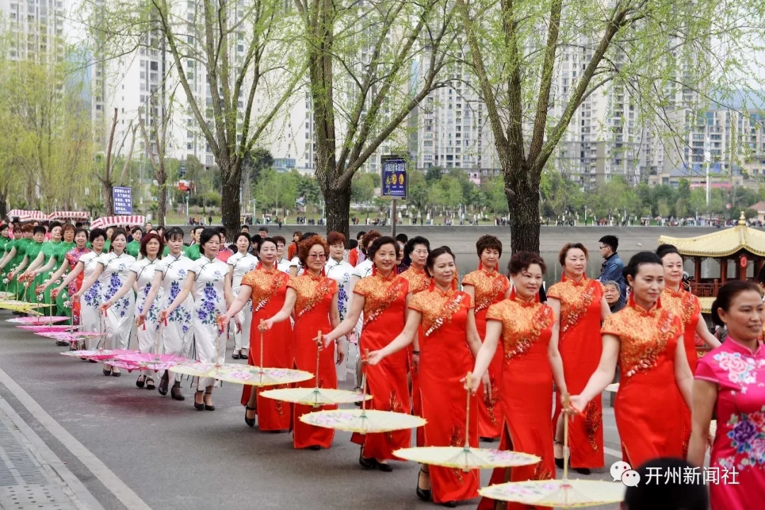 人与花争艳，200名旗袍女汉丰湖畔舞芳华点亮整个春天：泛亚电竞官网(图3)