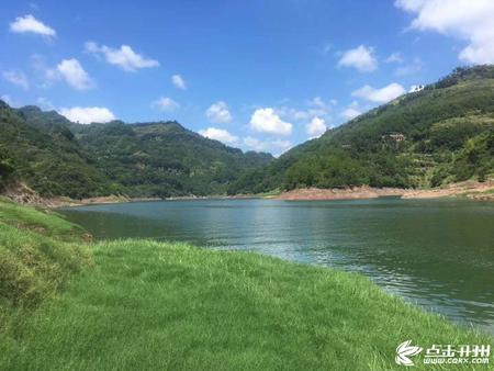 泛亚电竞：再没有比春雨洗浴后的这个村更迷人了！(图2)