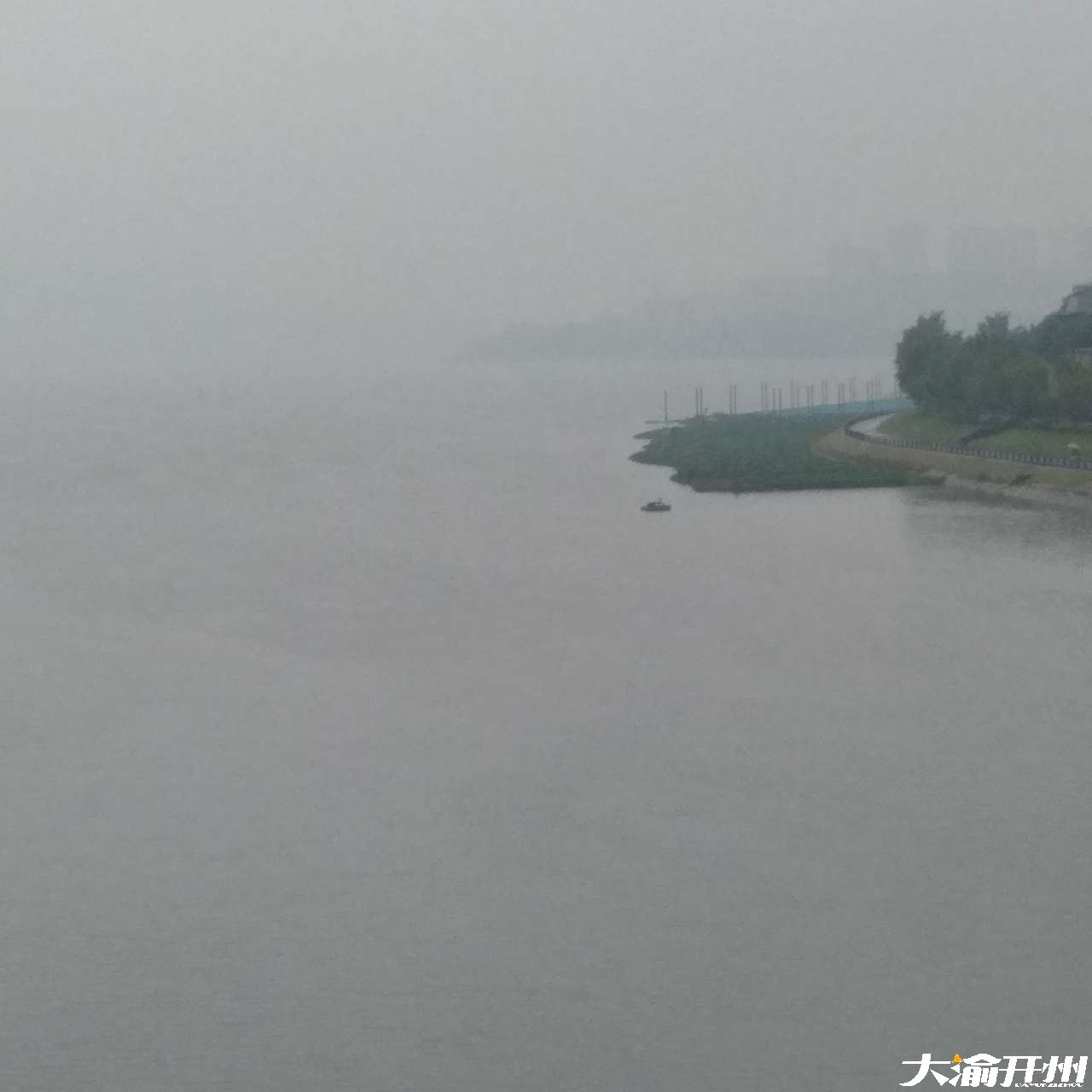 【ayx官方】一场秋雨一场寒！秋雨来袭起凉意，汉丰湖畔烟波起，