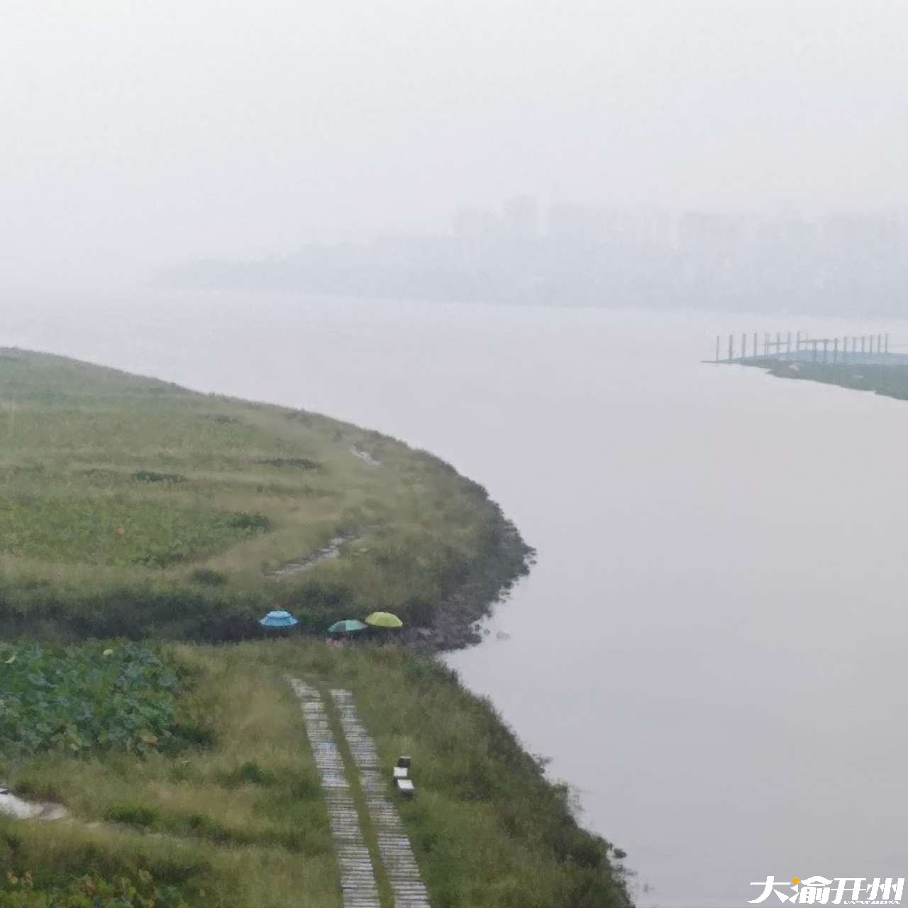 一场秋雨一场寒！秋雨来袭起凉意，汉丰湖畔烟波起，“泛亚电竞官方入口”(图3)