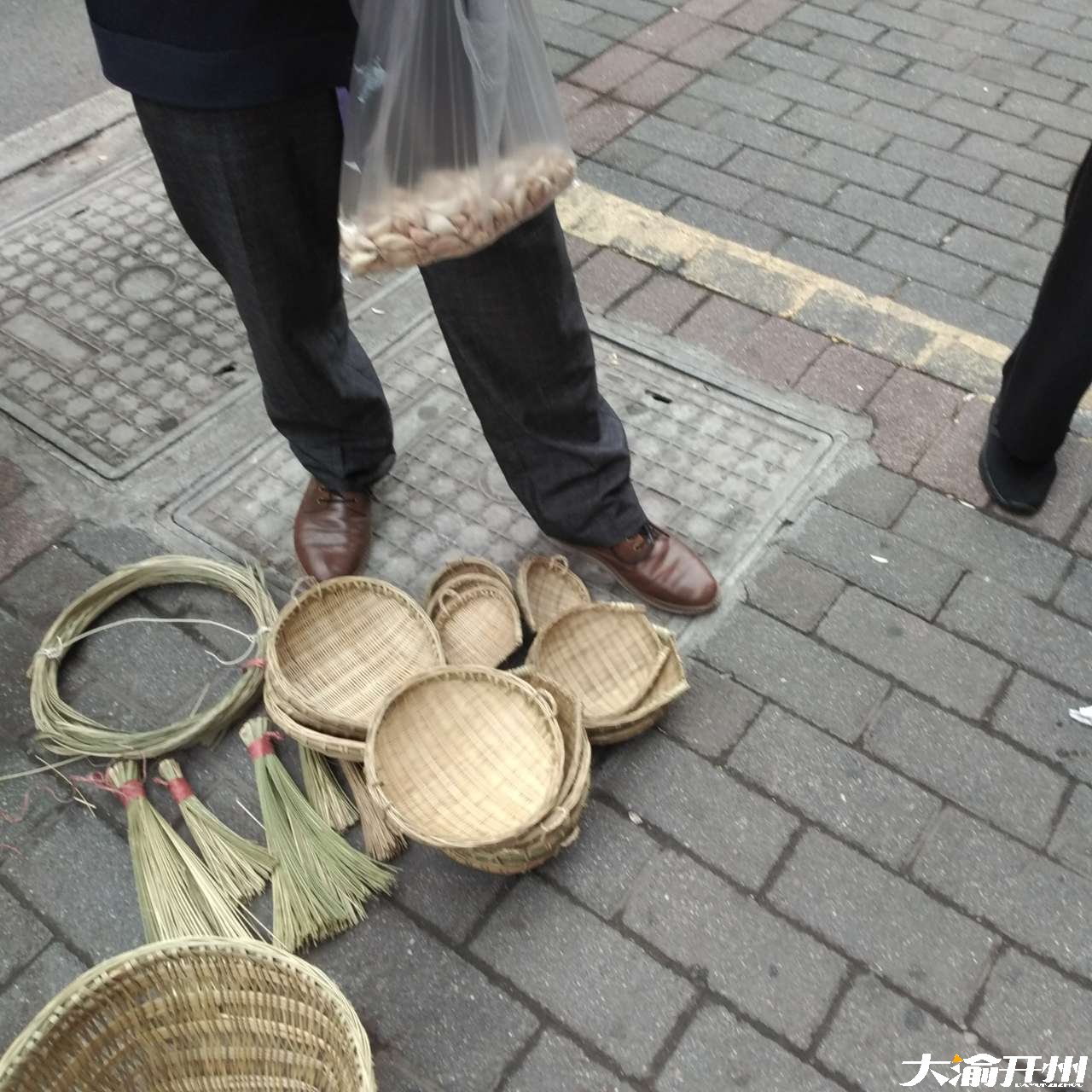 你家还有这些吗？小筲箕， 刷帚，和背篓【澳门游戏网站平台大全游戏网】(图2)