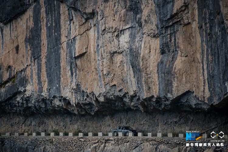 ‘半岛官方下载地址’航拍开州1500米高山“悬崖天路”：上有巨岩下临绝壁(图4)