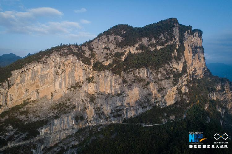 航拍开州1500米高山“悬崖天路”：上有巨岩下临绝壁：雷火电竞首页(图1)