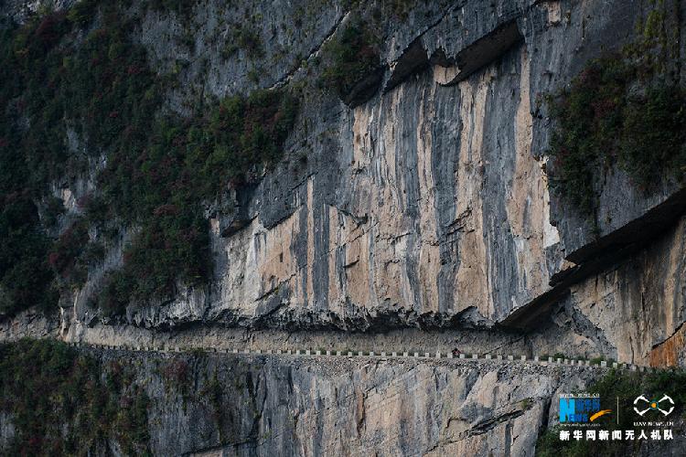 航拍开州1500米高山“悬崖天路”：上有巨岩下临绝壁：雷火电竞首页(图3)