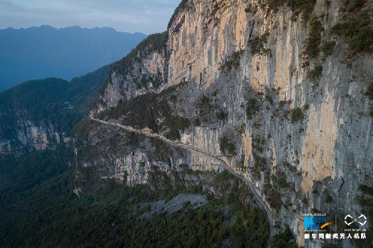 航拍开州1500米高山“悬崖天路”：上有巨岩下临绝壁：雷火电竞首页(图6)