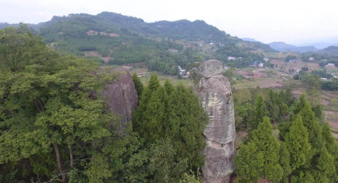 奇观！在巫山镇和开江县交界处,发现一块形如将军的巨石，【江南JN体育登录入口】(图1)