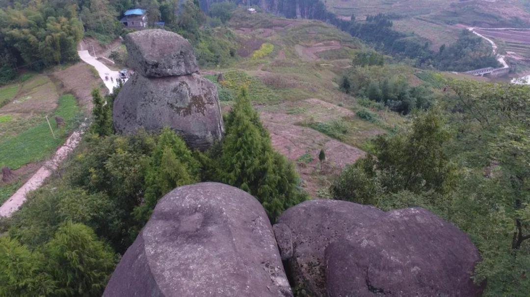 ‘雷火电竞官方网站’奇观！在巫山镇和开江县交界处,发现一块形如将军的巨石，(图4)