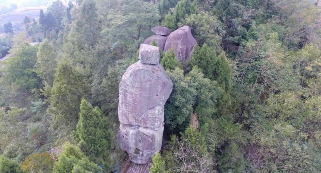 ‘雷火电竞官方网站’奇观！在巫山镇和开江县交界处,发现一块形如将军的巨石，(图2)