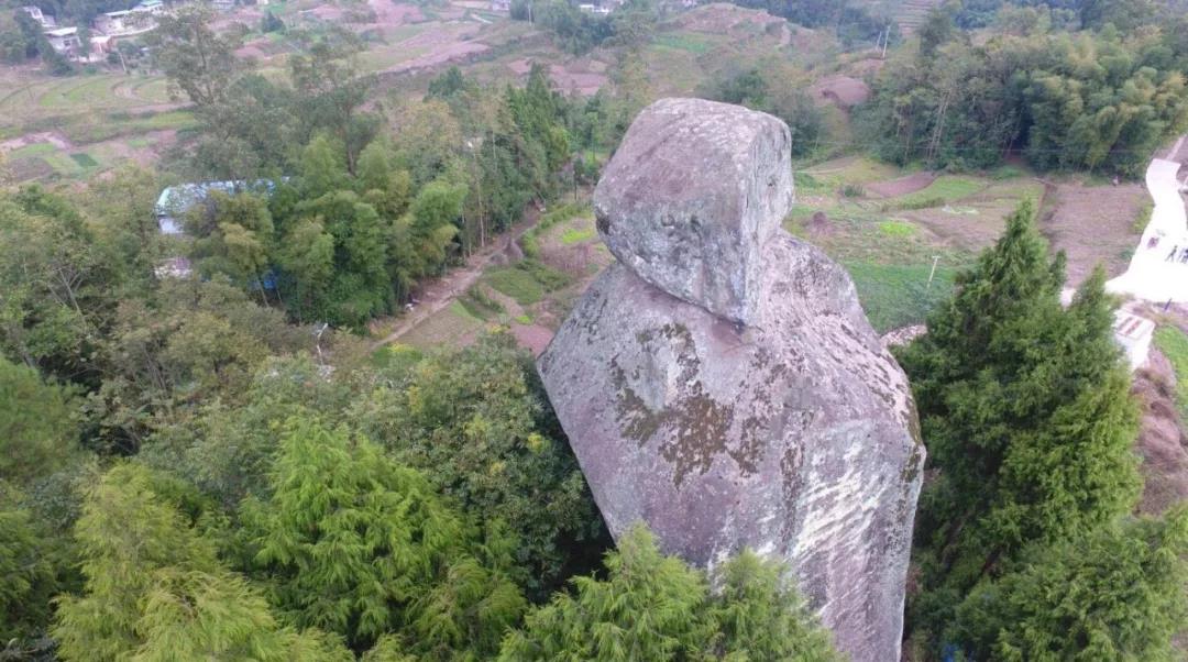 ‘雷火电竞官方网站’奇观！在巫山镇和开江县交界处,发现一块形如将军的巨石，(图3)