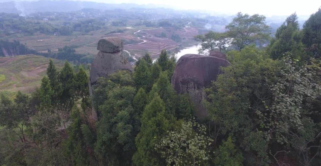 ‘雷火电竞官方网站’奇观！在巫山镇和开江县交界处,发现一块形如将军的巨石，(图6)