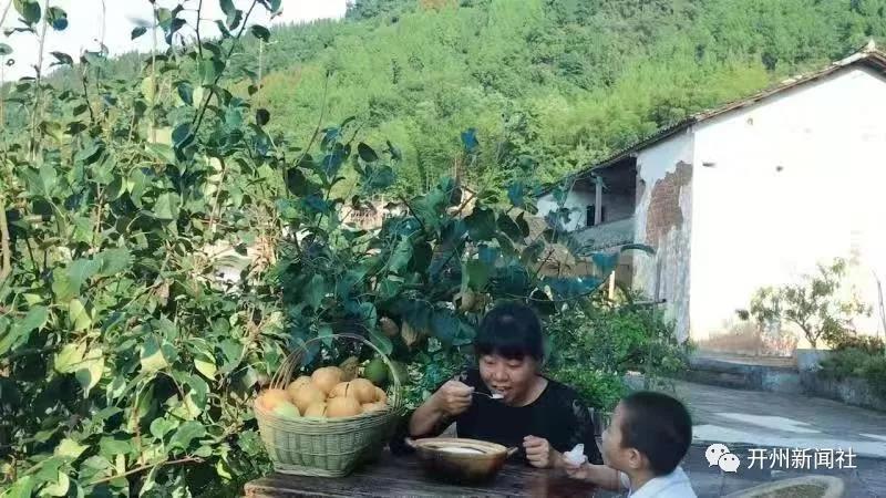 半岛官方下载地址|开州女子辞职回乡拍三农短视频，倾情助力脱贫成网红(图8)