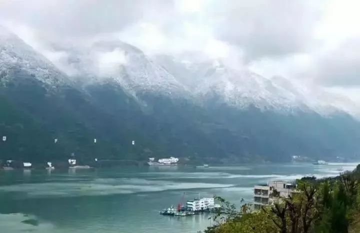 雷火电竞在线登录官网-彩林与白雪共存， 雪宝山等地绚烂秋景秒变冰雪童话世界(图10)