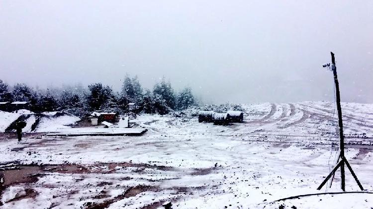 “im电竞官方网站”彩林与白雪共存， 雪宝山等地绚烂秋景秒变冰雪童话世界(图19)