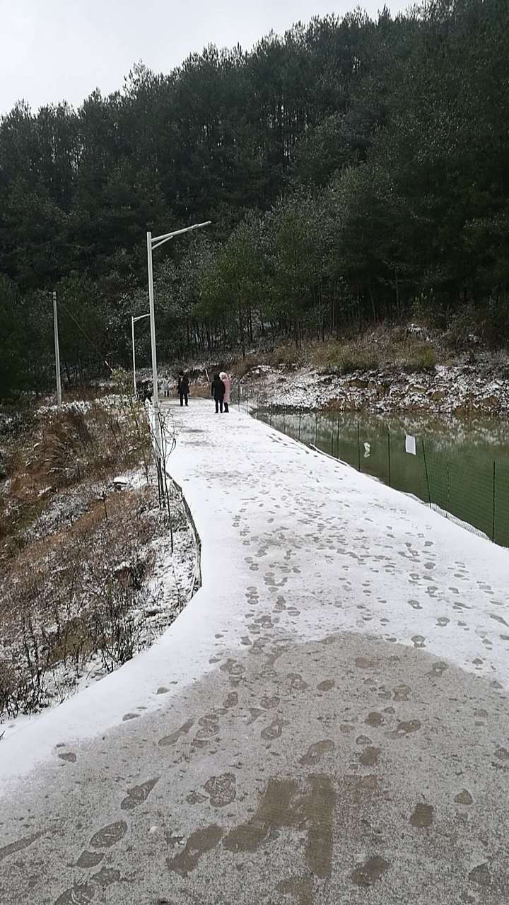 【半岛官网App下载】元旦期间在开州城附近赏雪不再是梦，南山已经成全了我们！(图3)