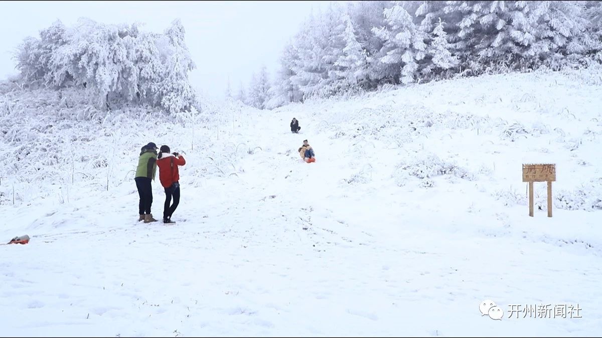 九游会j9网站首页-人头寨景区冰雪世界美如画，多种玩法尽情尽兴(图7)