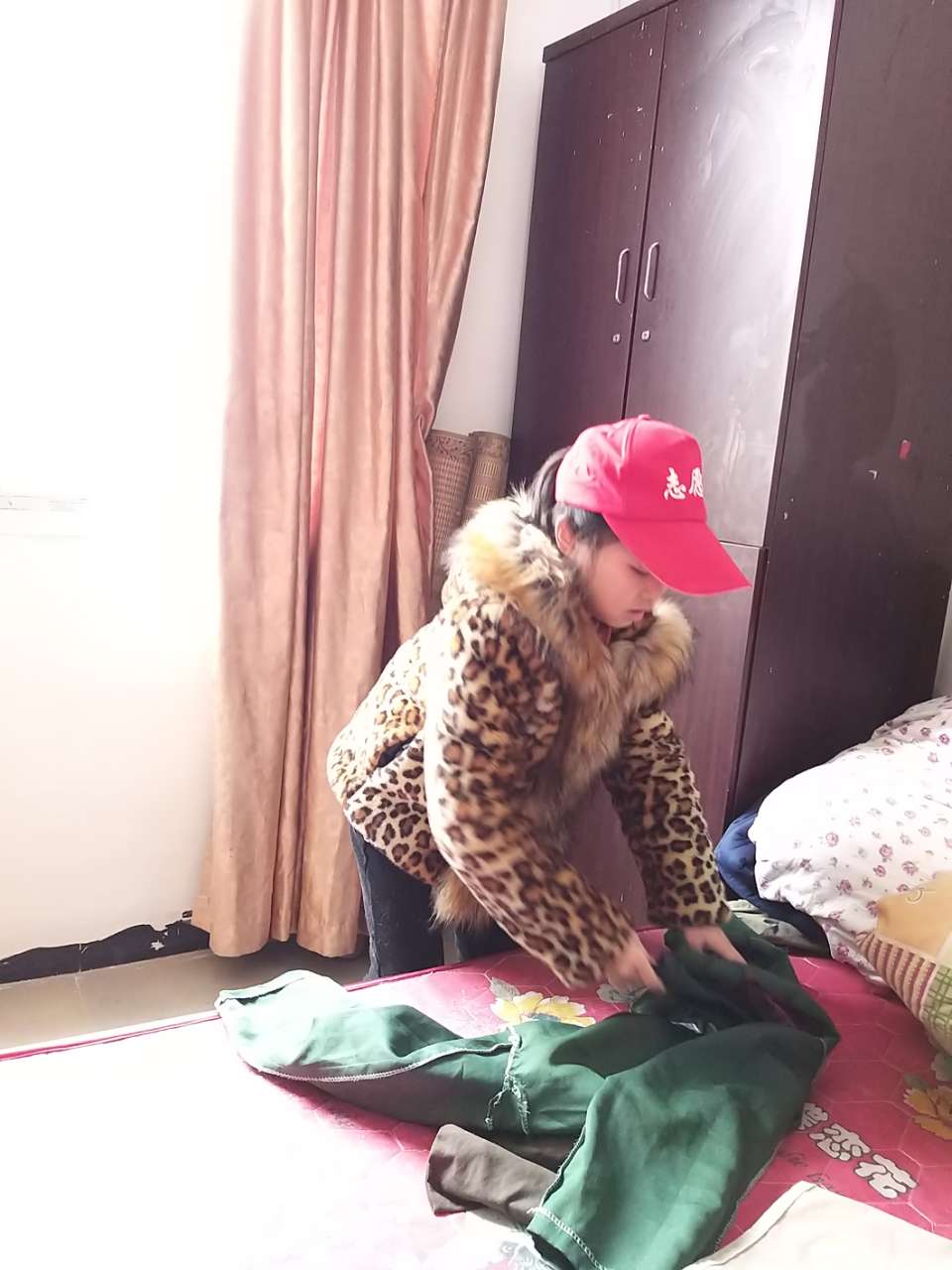 【im电竞官方网站】昨天 ，敬老院来了一些小红帽，做了一件寒假里特别有意...