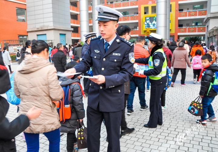 今日上午，开州区公安局交巡警走进汉丰四校，给广大师..._环球体育app在线登录(图4)