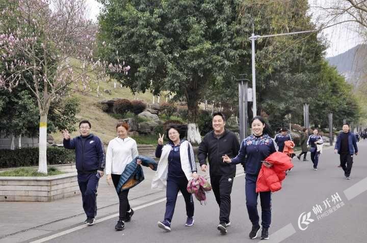 hq体育app官网入口|他们在汉丰湖边来了一场竞步走健身活动，向春天打招呼(图2)