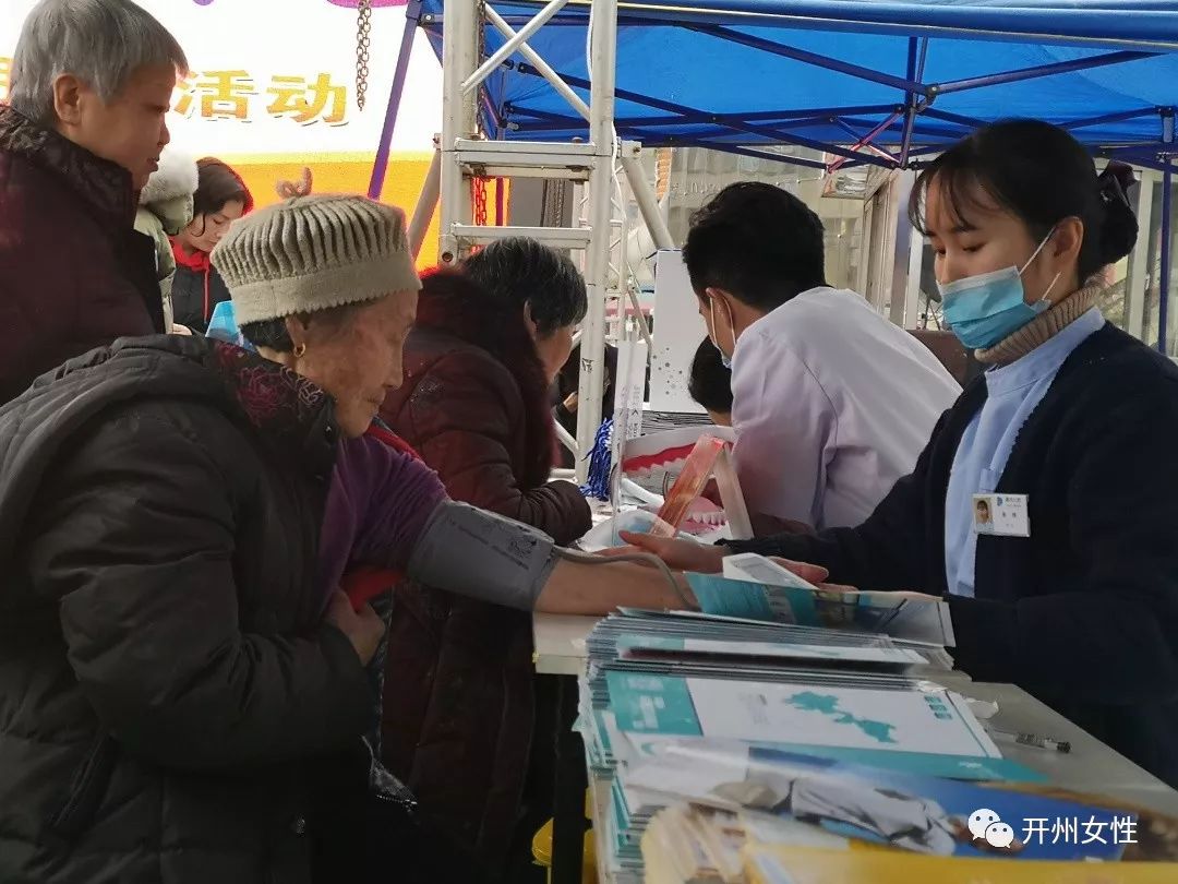 今天下午，时代金街广场上来了一群美女志愿者，为开州...【雷火电竞官方网站】(图2)