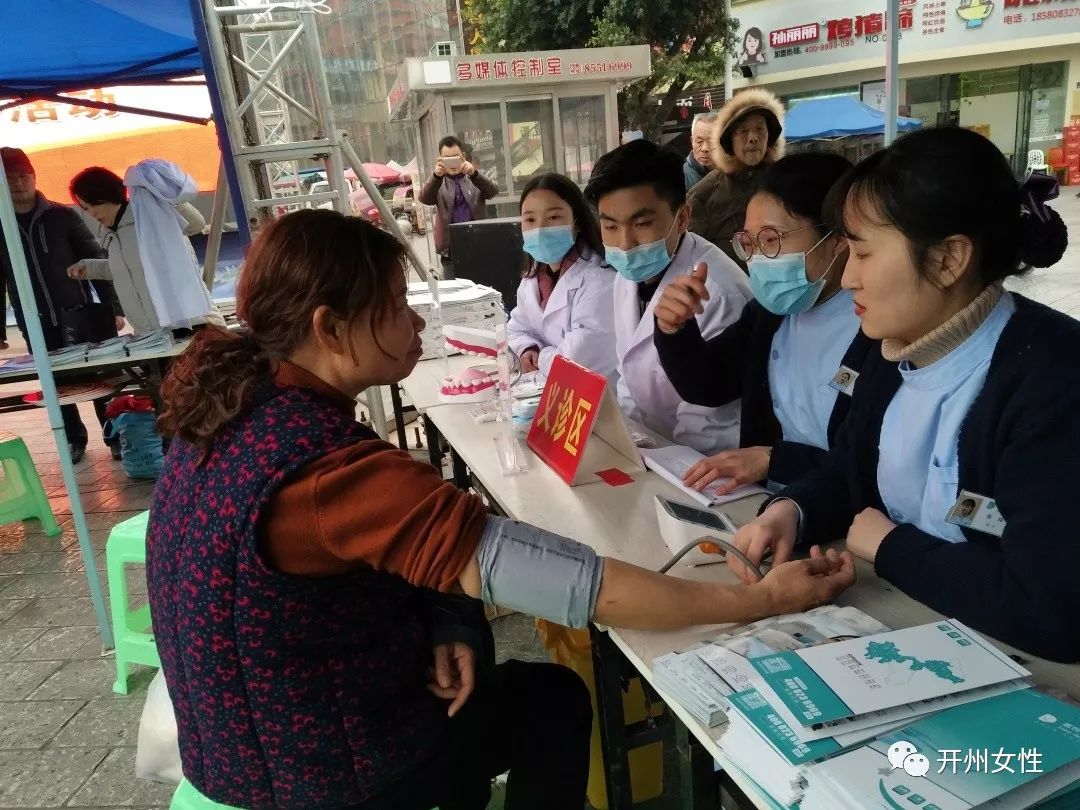 今天下午，时代金街广场上来了一群美女志愿者，为开州...-澳门威尼克斯人网站(图3)