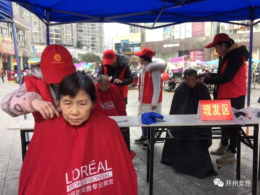 今天下午，时代金街广场上来了一群美女志愿者，为开州...【雷火电竞官方网站】(图6)