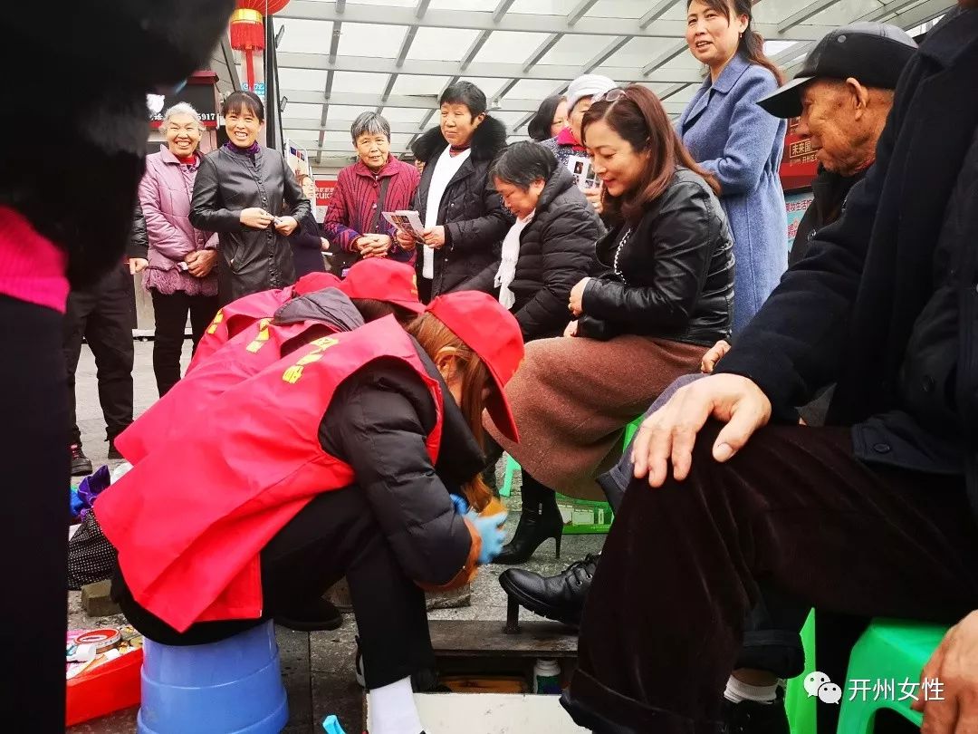 今天下午，时代金街广场上来了一群美女志愿者，为开州...【雷火电竞官方网站】(图9)