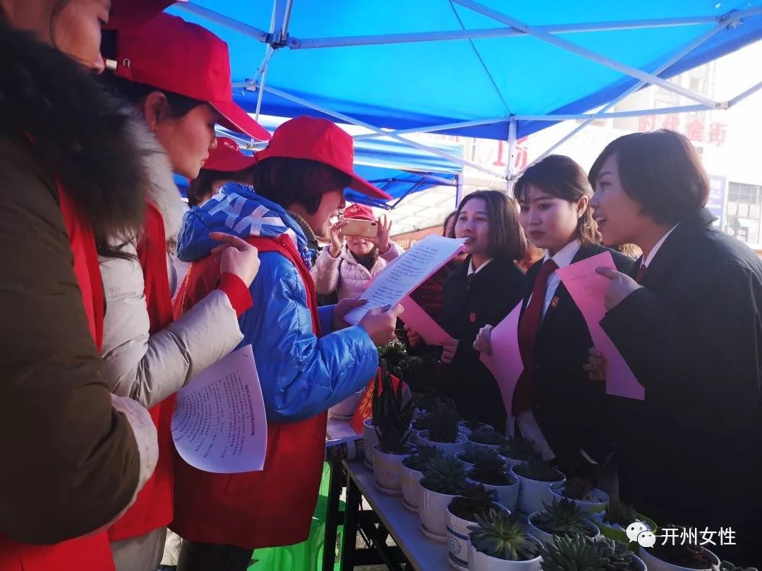 今天下午，时代金街广场上来了一群美女志愿者，为开州...【雷火电竞官方网站】(图16)