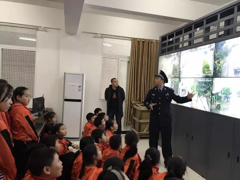 前几天文峰派出所的警察蜀黍邀请汉丰9校100余名学生代...,|半岛官方下载地址(图9)