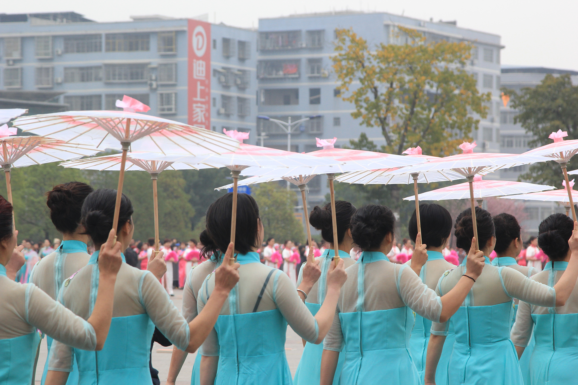 今早云枫广场发生了什么？竟然来了这么多旗袍美女!_kaiyun官方网站(图8)