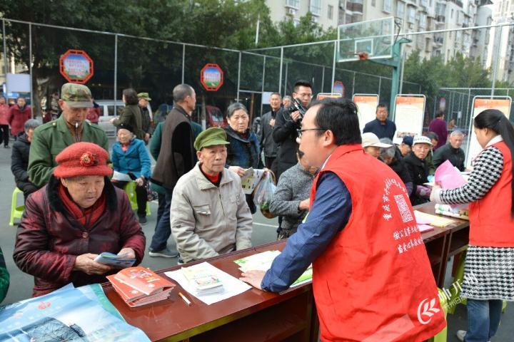 【半岛官方下载入口】今天，开州民政局在文峰街道开展了第三届巴渝社工文化...(图4)