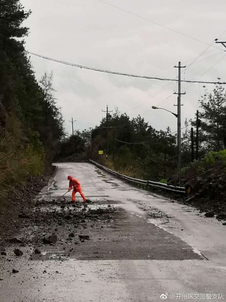 半岛官方下载入口|开州交巡警支队提醒：这两天开州雨大，各位开车要注意...(图1)