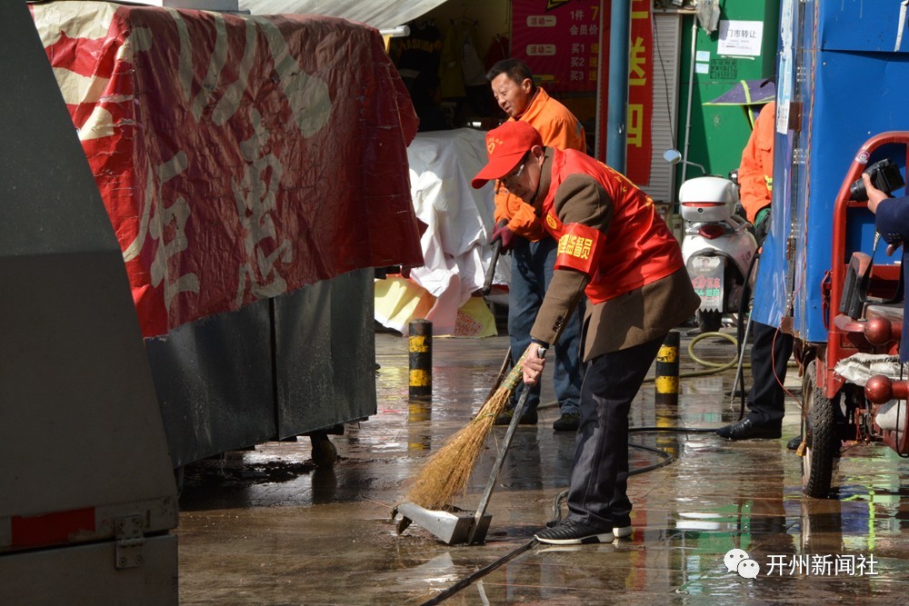 开州志愿者体验环卫工：环卫工实在不易，城市环境需要...“ag九游会”(图2)