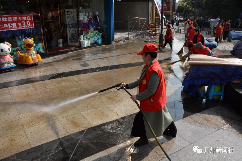 开州志愿者体验环卫工：环卫工实在不易，城市环境需要..._半岛官方下载入口(图4)