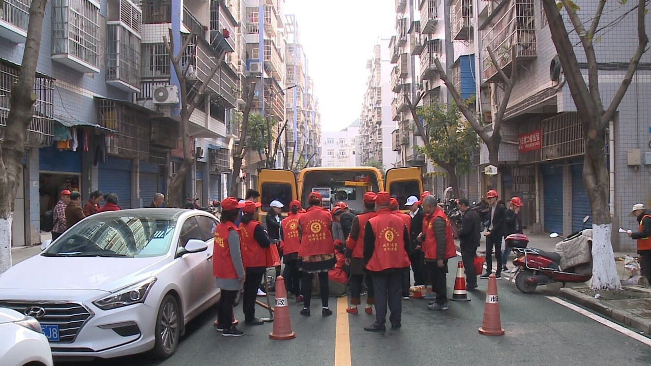 “江南JN体育登录入口”开州志愿者走近下水道疏浚工，感受“城市医生”的一天(图2)
