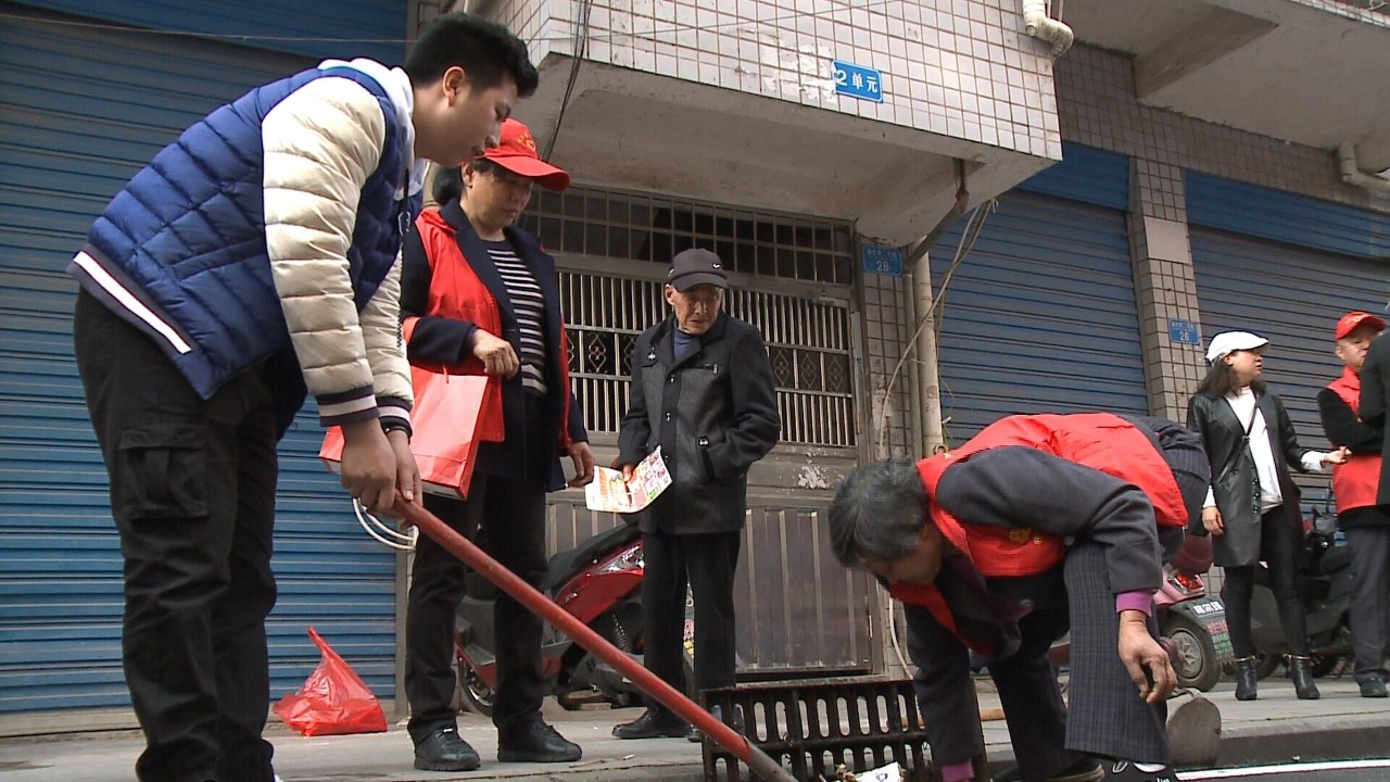 Kaiyun官方网|开州志愿者走近下水道疏浚工，感受“城市医生”的一天(图4)