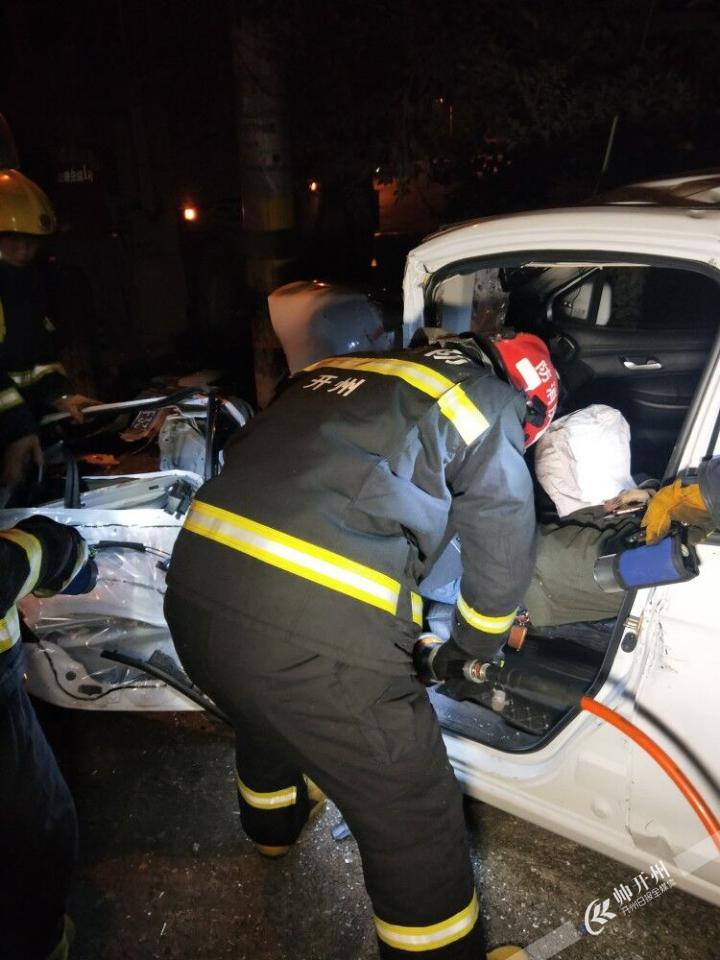 开州消防在白鹤街道成功处置一起车祸救援|江南APP官方网站登录(图2)