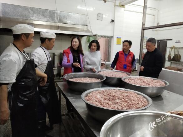 “雷火电竞官方网站”开州文峰社区开展校园食品安全检查，师生食品安全更方心(图2)