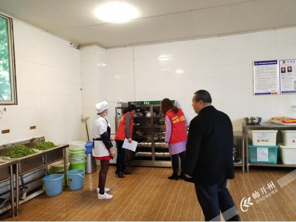 “雷火电竞官方网站”开州文峰社区开展校园食品安全检查，师生食品安全更方心(图3)