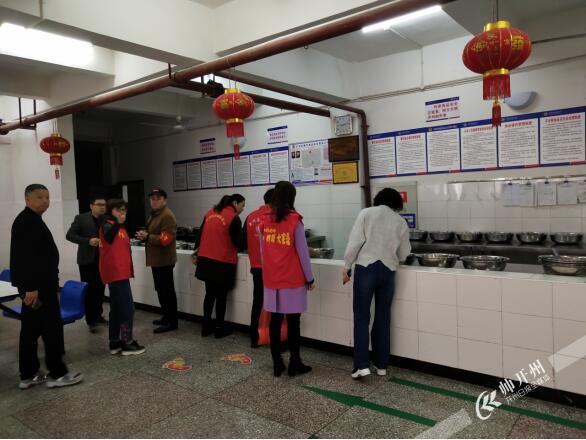 开州文峰社区开展校园食品安全检查，师生食品安全更方心_半岛官方下载地址(图1)